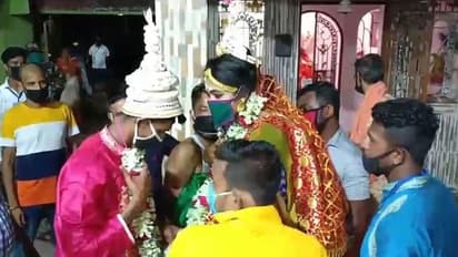 মাস্ক পরেই মালাবদল, লকডাউনে অভিনব বিয়ের আসর খড়গপুরে