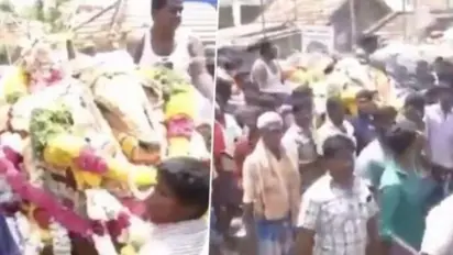 ஜல்லிக்கட்டு காளையின் இறுதிச்சடங்கில் திரண்ட மக்கள்..! தடுக்கத் தவறியதாக காவலர்கள் அதிரடி இடமாற்றம்..!