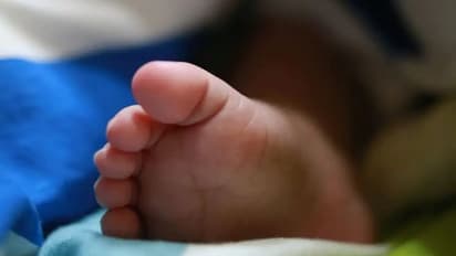 పాతికేళ్ల క్రితం ఆపరేషన్: బిడ్డకు జన్మనిచ్చిన 50 ఏళ్ల మహిళ