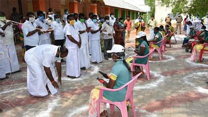 மதுரை துப்புரவு தொழிலாளர்கள் காலில் விழுந்து வணங்கிய வருவாய்துறை அமைச்சர்.!!