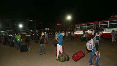 সংক্রমণের ঝুঁকি নিয়ে কাজ, গণ পরিবহন কর্মীদের টিকাকরণের দাবি