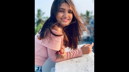 மாடர்ன் டிரஸ் புடவை என மாறி மாறி கலக்கும் சின்னத்திரை நயன்தாரா வாணி போஜன் !