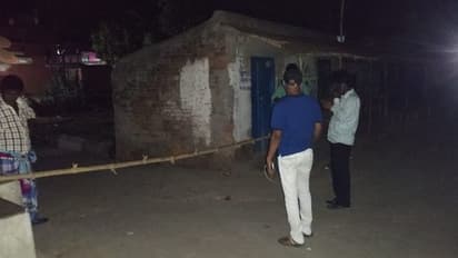 ক্যানসার আক্রান্তের শরীরে করোনা সংক্রমণ, ব্যারিকেড দিয়ে এলাকা ঘিরলেন স্থানীয়রাই