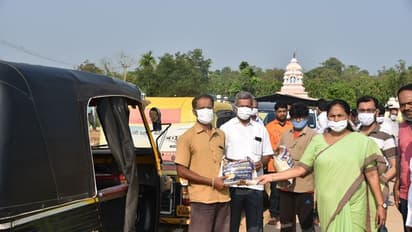 ಲಾಕ್‌ಡೌನ್: ಬಡ ರಿಕ್ಷಾ ಚಾಲಕರಿಗೆ ಕಿಟ್ ವಿತರಿಸಿದ ಸಂಸದೆ