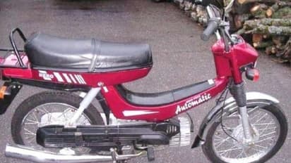 मोपेड पर दो बेटे और बीवी को बैठाकर 1200 किमी आया पति, लेकिन...