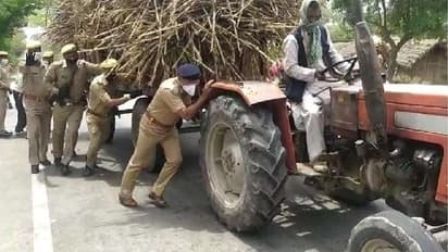 बीच रास्ते बंद हुआ किसान का ट्रैक्टर, एसपी ने धक्का लगाकर कराया ऐसे स्टार्ट