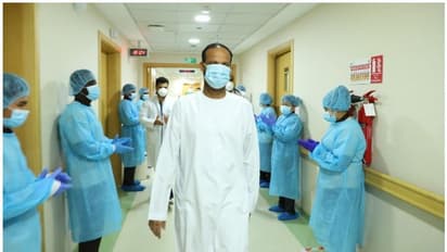 കൊവിഡ് രോഗമുക്തനായി സാമൂഹിക പ്രവർത്തകൻ നസീർ വാടാനപ്പളി; കൈയടികളോടെ യാത്രയാക്കി ഡോക്ടർമാരും നഴ്സുമാരും