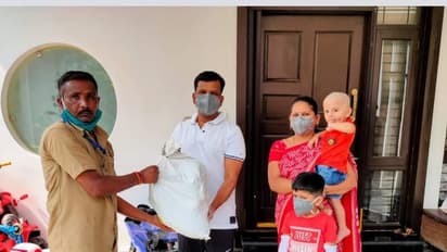 ఋణం తీర్చుకోలేము: పారిశుధ్య కార్మికులకు పండ్లు అందించిన గాదరి కిషోర్