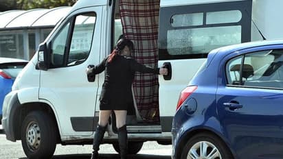 ലോക്ക്‌ഡൗണ്‍ ലംഘിച്ച് കാരവനിൽ സഞ്ചരിച്ച് എസ്‌കോർട്ട് സേവനം നൽകി പോൺസ്റ്റാർ, തന്റേത് അവശ്യസേവനമെന്ന് അവകാശവാദം