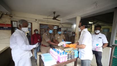 இறங்கி அடிக்கும் ஸ்டாலின்! மக்களுக்கு உதவ முக கவசம் - கையுறை அணிந்து களத்தில் இறங்கினார்! புகைப்படத்தொகுப்பு!