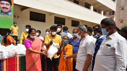 ಬಡ ಪಡಿತರ ರಹಿತರಿಗೆ ಆಹಾರ ಕಿಟ್ ವಿತರಿಸಿದ ಸಂಸದೆ