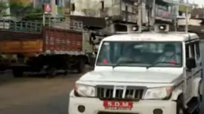 ಲಾಕ್ಡೌನ್ ಸಂಕಷ್ಟದ ನಡುವೆ ಜಿಲ್ಲಾಧಿಕಾರಿ ಜೀಪಿನಲ್ಲಿ ಪತ್ನಿಗೆ ಡ್ರೈವಿಂಗ್ ಕ್ಲಾಸ್