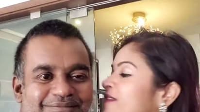 இயக்குனர் செல்வராகவனுக்கு நச் முத்தம் கொடுத்த மனைவி! ஊரடங்கில் பொங்கி வழியும் காதல்..! வைரல் வீடியோ..