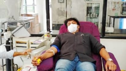 రక్తదానం చేయొద్దని ఎవరూ ఆపరు.. ముందుకు రండి: బ్లడ్ డొనేట్ చేసిన మెగాస్టార్