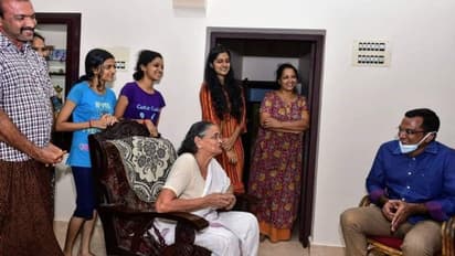 ലോക്ക്ഡൗൺ വിശേഷങ്ങളറിയാൻ കളക്ടർ; ആദ്യമൊന്ന് അമ്പരന്ന് മനോജ്കുമാറും കുടുംബവും, പിന്നാലെ സന്തോഷം