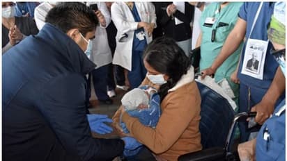 കൊറോണ ബാധിതയായി കോമയിലായി; വെന്റിലേറ്ററില് വച്ച് ജന്മം നല്കിയ കുഞ്ഞിനെ ആദ്യമായി കണ്ട് അമ്മ