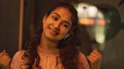 பளீர் சிரிப்பில் பள பளக்கும் மிஷா கோஷல் ! கியூட் கிளிக்ஸ் உள்ளே !