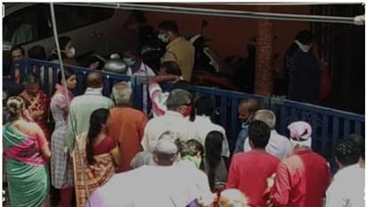 സൗജന്യ കിറ്റ് രജിസ്ട്രേഷനായി സഹകരണ ബാങ്കില് ആള്ക്കൂട്ടം; മട്ടാഞ്ചേരിയില് ബാങ്ക് പ്രതിനിധികള് അറസ്റ്റില്