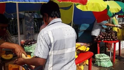 লকডাউনে 'বিনেপয়সার বাজার', ব্যাগভর্তি সবজি নিয়ে ফিরলেন একশোরও বেশি মানুষ