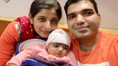 दूध पीती बच्ची को छोड़कर कोरोना के मरीजों का इलाज कर रहा डॉक्टर कपल, बेटी की याद आती तो आ जाते आंसू