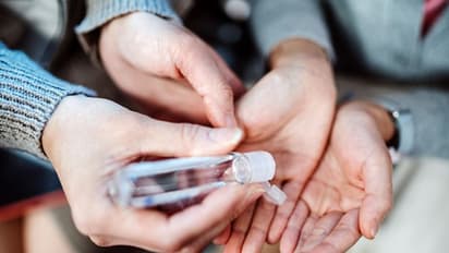 లాక్ డౌన్ లో దొరకని మద్యం... శానిటైజర్ తో సారా తయారుచేసి..