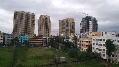 দেশের দুই রাজ্যে প্রবল বৃষ্টির সম্ভাবনায় জারি লাল সতর্কতা, দক্ষিণবঙ্গে নিম্নচাপের অভাবে দুর্বল বর্ষা