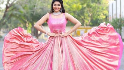 பிங்க் உடையில் இளைஞர்களை பூ போல் கவர்ந்த அதுல்யா ரவி ! அடடே எவ்வளவு அழகு !