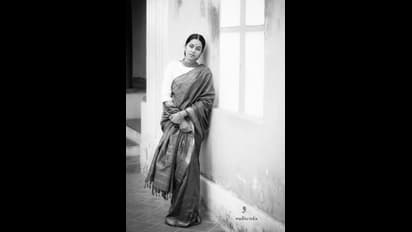 ஊரடங்கில் அந்த காலத்திற்கே சென்று வந்த மிர்னாலினி ! கிளாசிக் புகைப்படங்கள் உள்ளே !