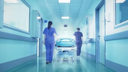 ১৫ বছরের প্রেম, নার্সের উদ্যোগে করোনায় মৃত্যুর ঘন্টাখানেক আগে করলেন বিয়ে