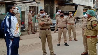 లాక్‌డౌన్ నిబంధనల ఉల్లంఘన: రోడ్లపైనే గుంజీలు తీయించిన పోలీసులు