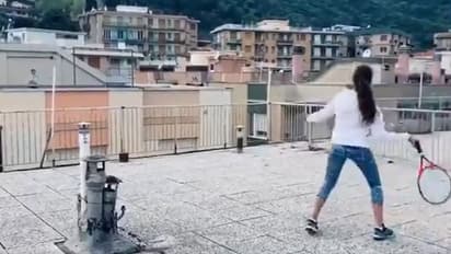 ഇങ്ങനെയും ടെന്നിസ് കളിക്കാം, മട്ടുപ്പാവില്‍ കോര്‍ട്ടൊരുക്കി ഇറ്റാലിയന്‍ പെണ്‍കുട്ടികള്‍- വീഡിയോ