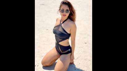 హాట్ బాంబ్ అందాల దాడి.. కుర్రాళ్ల హృదయాలు విలవిల