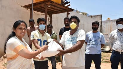 ಬೆಂಗಳೂರಿನಲ್ಲಿ ವಲಸೆ ಕಾರ್ಮಿಕರಿಗೆ ದಿನಸಿ ವಿತರಣೆ