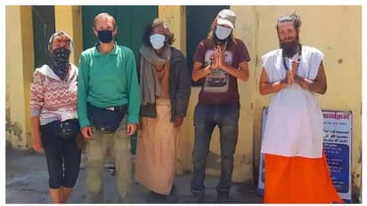 লকডাউনের ভারতে দেখা মিলল গুহাবাসীদের, এদেশে ঘুরতে এসে আতান্তরে বিদেশি পর্যটকরা