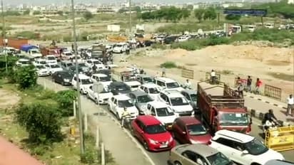 భారీ వర్షాల ఎఫెక్ట్... ఆదిలాబాద్ లో 20కి.మీల భారీ ట్రాఫిక్ జామ్