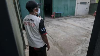 വീട്ടിലിരിക്കാന്‍ പറഞ്ഞിട്ട് കേള്‍ക്കാത്തവര്‍ക്ക് 'വറൈറ്റി' ശിക്ഷയുമായി ഒരു നാട്...