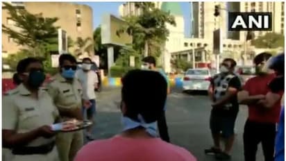 'നിൽക്ക്, ആരതിയുഴിഞ്ഞിട്ട് പോകാം'; ലോക്ക് ഡൗൺ ലംഘിച്ചവരോട് താനെ പൊലീസ്; വീഡിയോ