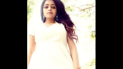 விழிகளில் மை பூசி ரசிகர்களை விழ வைக்கும் ஜனனி ஐயர் ! புகைப்படங்கள் உள்ளே !