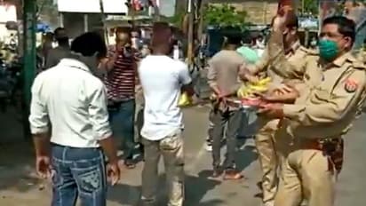 যোগীর রাজ্যে আরতির থালা আর কলা হাতে পুলিশ ঘুরছে রাস্তায়, দেখুন সেই ভিডিও