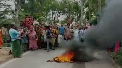 'লতা-পাতা খেয়ে' ভরাতে হচ্ছে পেট, খাবারের দাবিতে পথ অবরোধ মথুরাপুরে