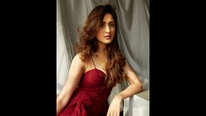 'కంచె' బ్యూటీ అందాలు.. అదృష్టం కలసిరాకే ఇలా..