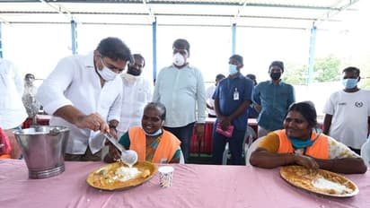 మీ సేవలకు సెల్యూట్.. పారిశుద్ధ్య కార్మికులతో కలిసి భోజనం చేసిన కేటీఆర్