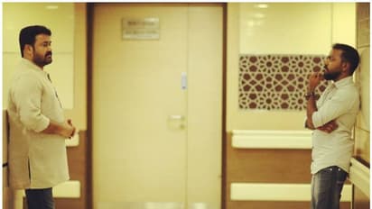 സാമൂഹിക അകലം പാലിക്കണം; ലാലേട്ടനൊപ്പമുള്ള ഫോട്ടോ ഉദാഹരണമാക്കി വിഷ്ണു ഉണ്ണികൃഷ്ണൻ