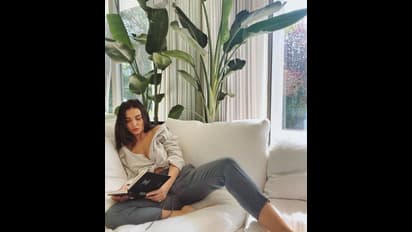 சட்டை பட்டனை கழட்டி விட்டு ஹாய்யாக அமர்ந்திருக்கும் எமி ஜாக்சன்! அம்மா ஆன பின்னும் ஹாட் அலம்பல்!