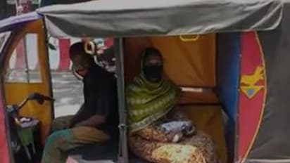 যাত্রীদের 'মুখ দেখাদেখি' বন্ধ, বাংলাদেশে চলছে 'সোশ্যাল ডিস্ট্যান্সিং' টোটো