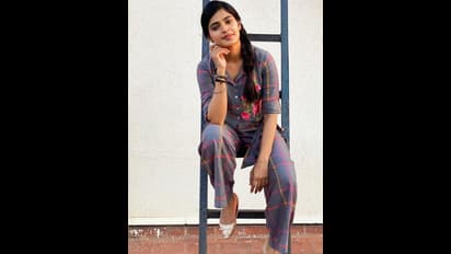 பாத்துட்டே இருக்கலாம் அவ்வளவு அழகு ! கியூட் சஞ்சிதா ஷெட்டியின் புகைப்படங்கள் !