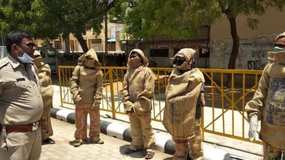 ಮನೆಯಿಂದ ಆಚೆ ಬಂದವರಿಗೆ ಸ್ಪೆಷಲ್ ಪಿಪಿಇ ಕಿಟ್ ಹಾಕಿದ ಕೊಪ್ಪಳ ಪೊಲೀಸರು..!