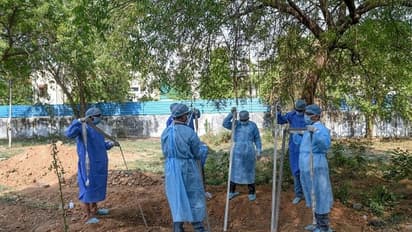 కరోనా అనుమానితురాలి అంత్యక్రియలపై నిరసన: పోలీసులపై రాళ్ల దాడి