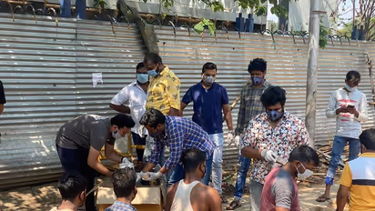 ಹಸಿದವರಿಗೆ ಆಹಾರ ವಿತರಣೆ ; ಯೂತ್‌ ಕಾಂಗ್ರೆಸ್‌ ಪ್ರೆಸಿಡೆಂಟ್‌ ವಿಷ್ಣು ಕೆ.ವಿ ಕಾರ್ಯಕ್ಕೆ ಮೆಚ್ಚುಗೆ!