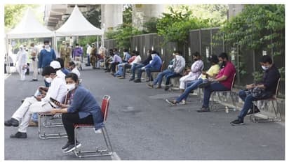 ঝুঁকি নিয়ে কাজ করতে গিয়ে সংক্রমণের শিকার হচ্ছেন সাংবাদিকরা, ঘোষণা করা হল ১০ লক্ষের বিমা